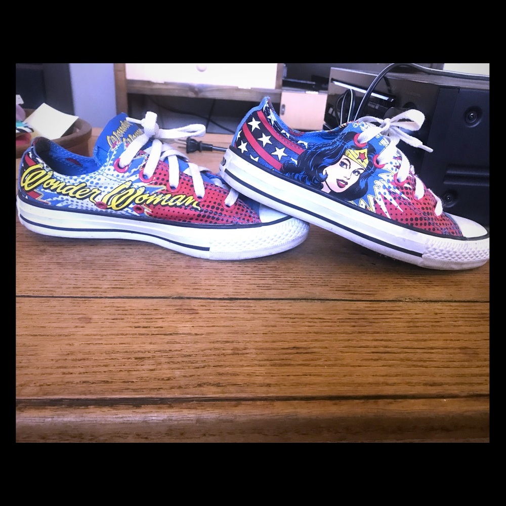 Woman’s size 7 Wonder Woman converse